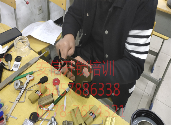 巴彦淖尔开锁学校学员练习中